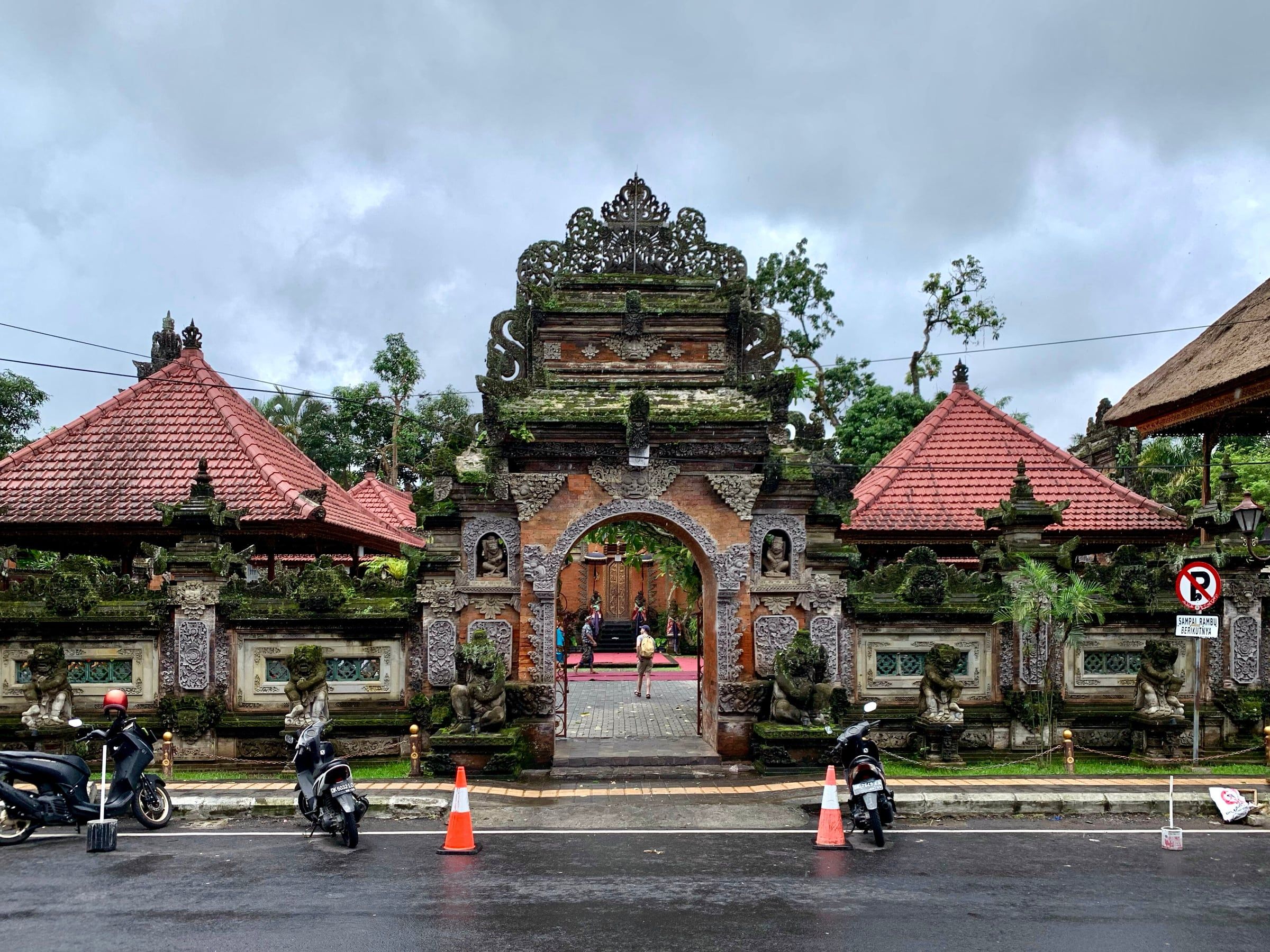 The carved gate of Ubud Palace seen from the main road